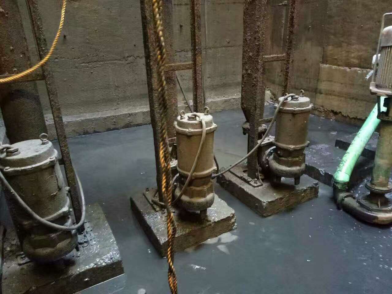 枫木镇污水池清理