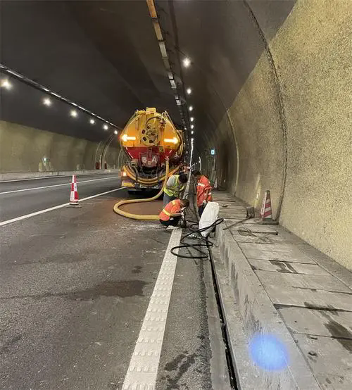 枫木镇隧道排水渠清淤